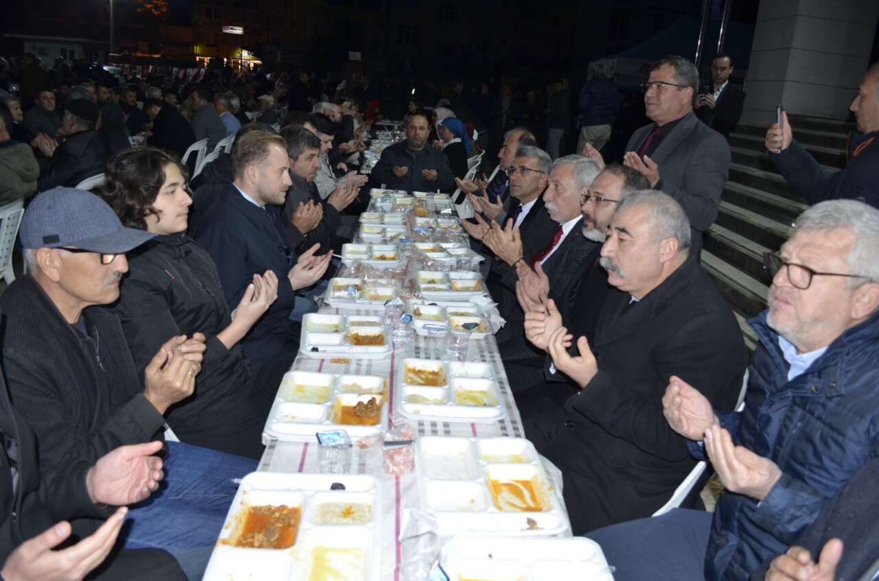 MHP Muğla İl Başkanı Burak Demirel Seydikemer’de Vatandaşlarla İftarda Buluştu 6